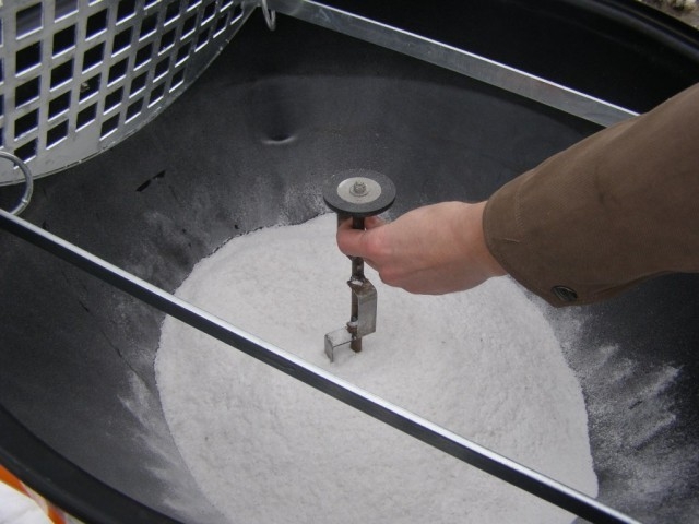 Rozmetadlo soli a umělých granulovaných hnojiv KRH 03